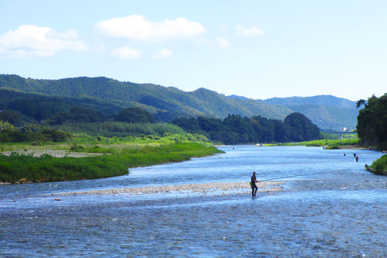 那珂川町で釣りをする男性の写真